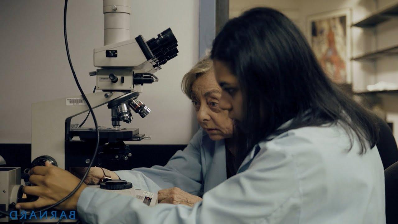 Professor Rae Silver in the lab with Shruti Varadarajan '19